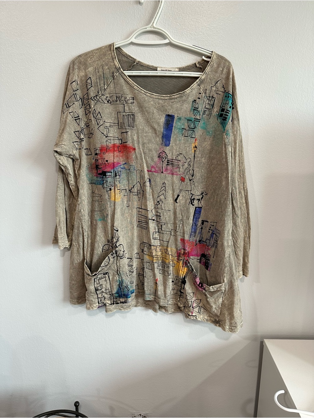 Jess & Jane Abstract Cityscape Art Top Large Taupe 3/4 Sleeve Tubic with Pockets
